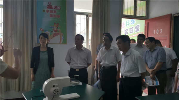 省科学院张占仓副院长在卧龙区长陈天富、市科协主席李林陪同下督导卧龙区全民科学素质工作.jpg